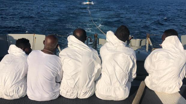La fragata 'Canarias' rescata un barco de la Armada de Somalia que había quedado varado