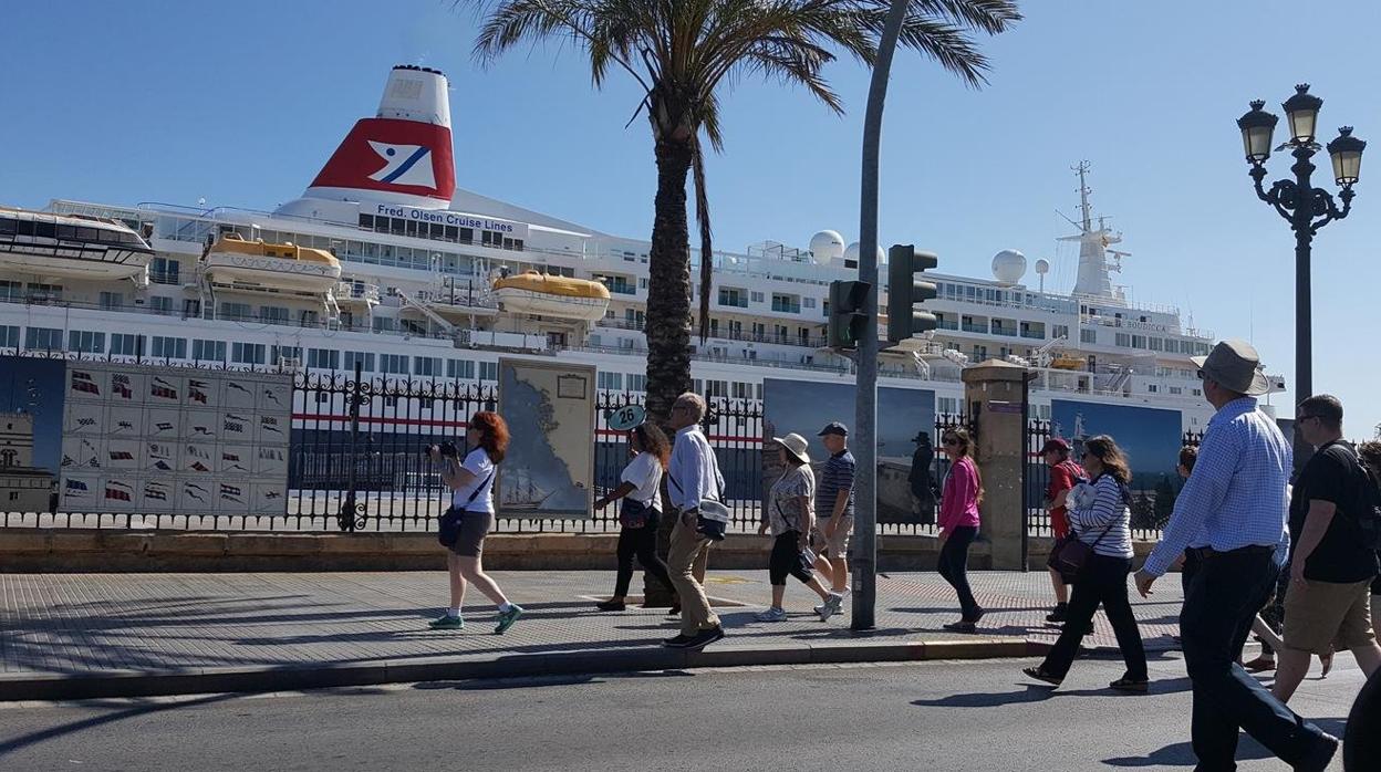 Cruceristas en el muelle de Cádiz