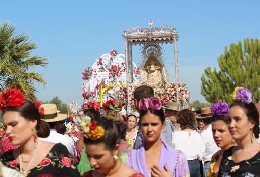 Bollullos acompañó a su patrona con devoción