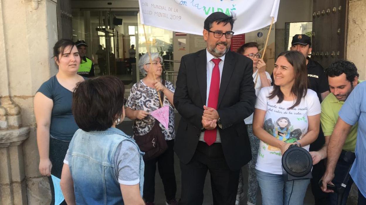 El alcalde de Utrera, José María Villalobos, con algunos integrantes de la asociación local Apdis