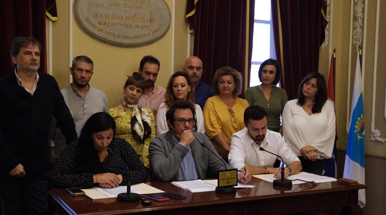 El alcalde de Cádiz, junto a sus concejales en el Ayuntamiento.