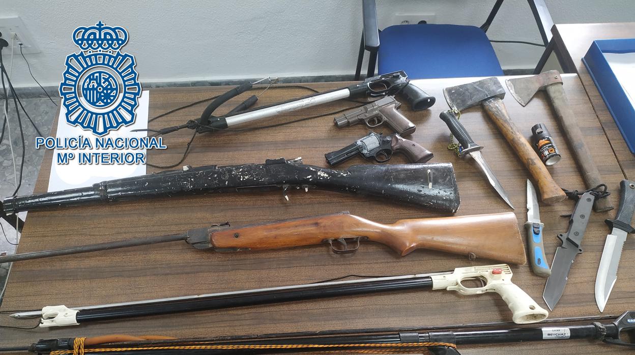 Arsenal de armas intervenidas al varón detenido en San Juan de Aznalfarache