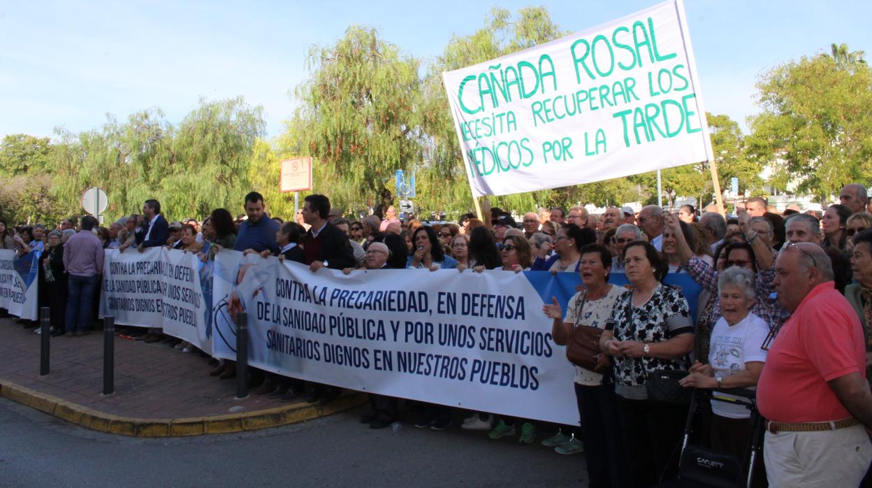 Un instante de la protesta de los vecinos de varios municipios ante la precariedad de la sanidad de la Campiña