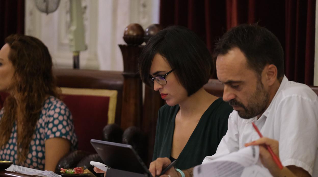 José Ramón Páez 'Cherra', junto a Lola Cazalilla en un pleno municipal.