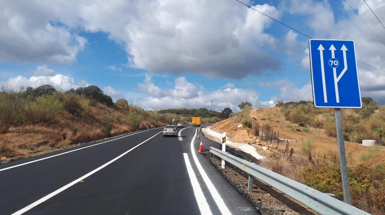 La carretera A-8013 cuenta ya con un tercer carril abierto al tráfico para vehículos lentos