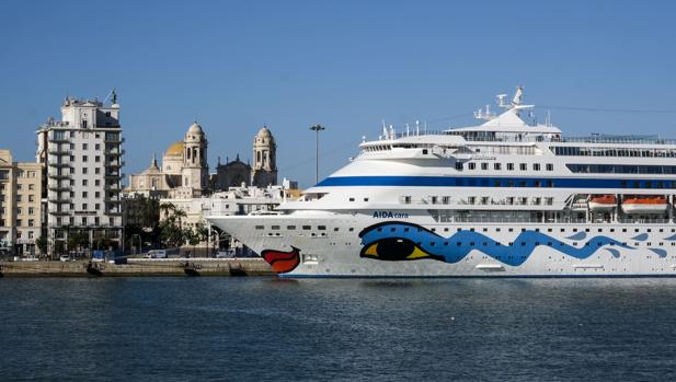 El frenético fin de año del puerto de Cádiz