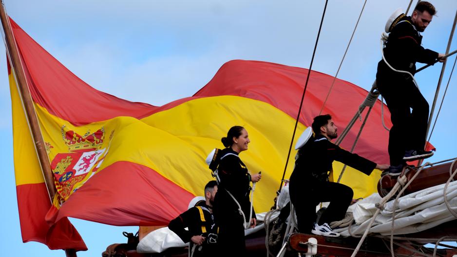 VÍDEO: Cádiz dedica un adiós emocionado al Juan Sebastián de Elcano