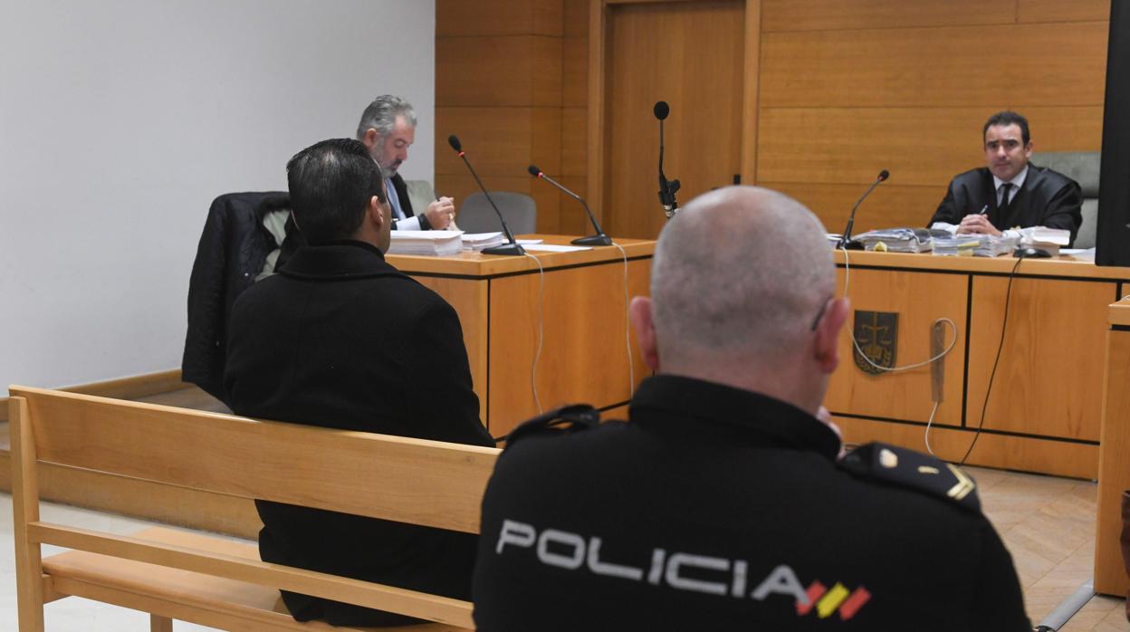 El exagente de la Policía Local de Alcalá de Guadaíra en el banquillo de los acusados