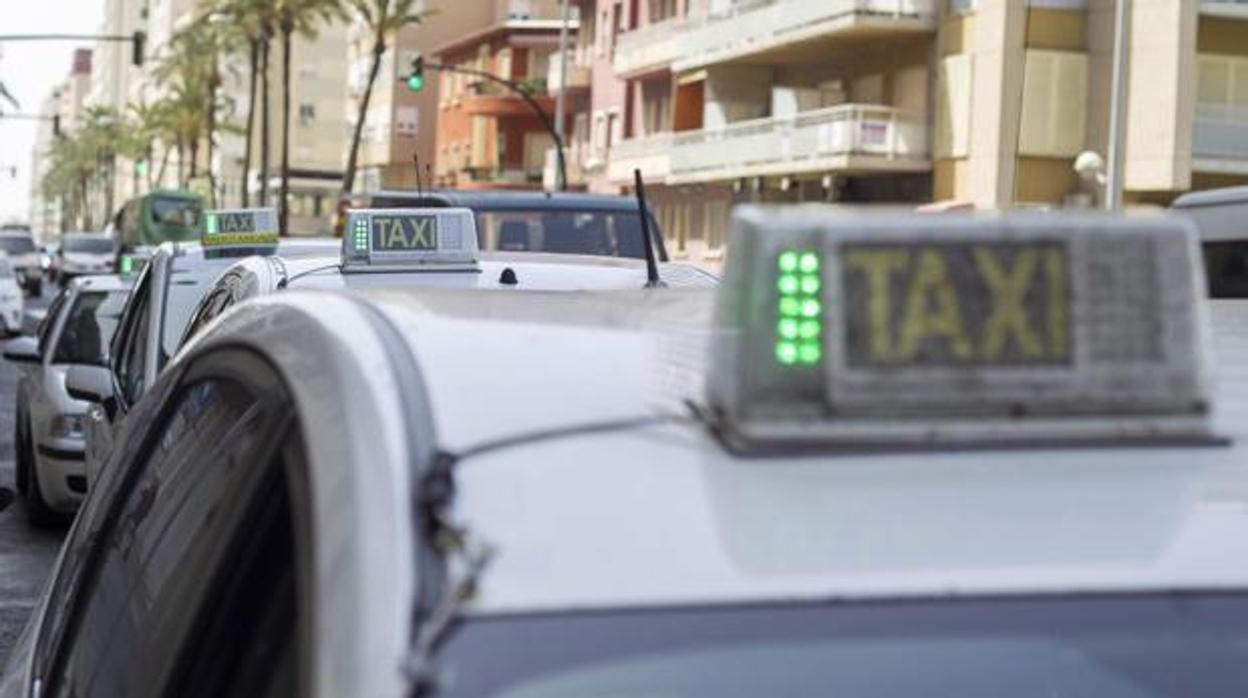 El taxista ha tenido que ser intervenido quirúrgicamente por la lesión con el cuchillo.