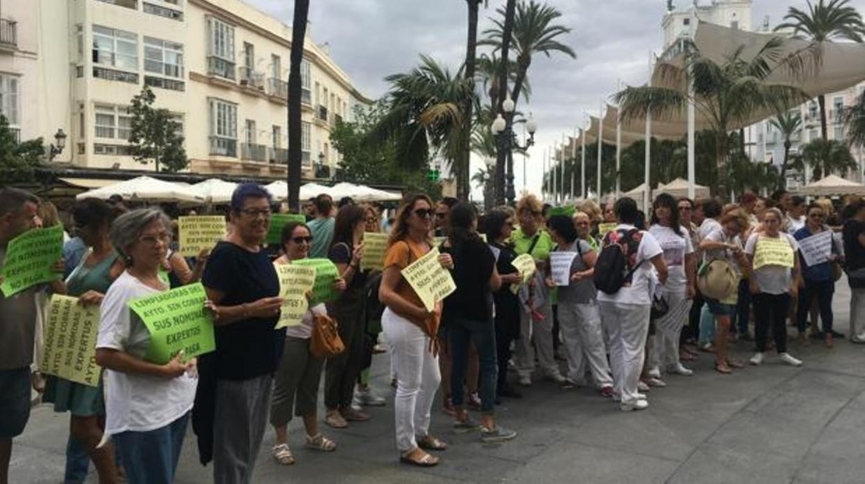 Manifestación de las trabajadoras frente al Ayuntamiento el pasado mes de septiembre.