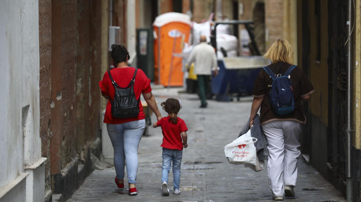 Un niño por las calles de Cádiz.