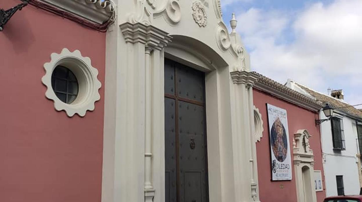 La puerta principal de la casa hermandad de la Virgen de la Soledad