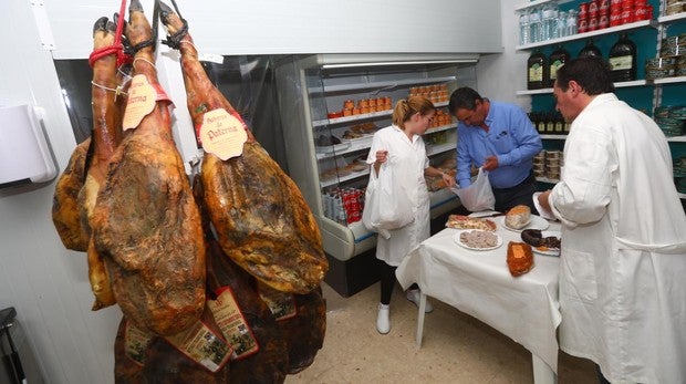 Sabores de Paterna abre su fábrica dos meses después