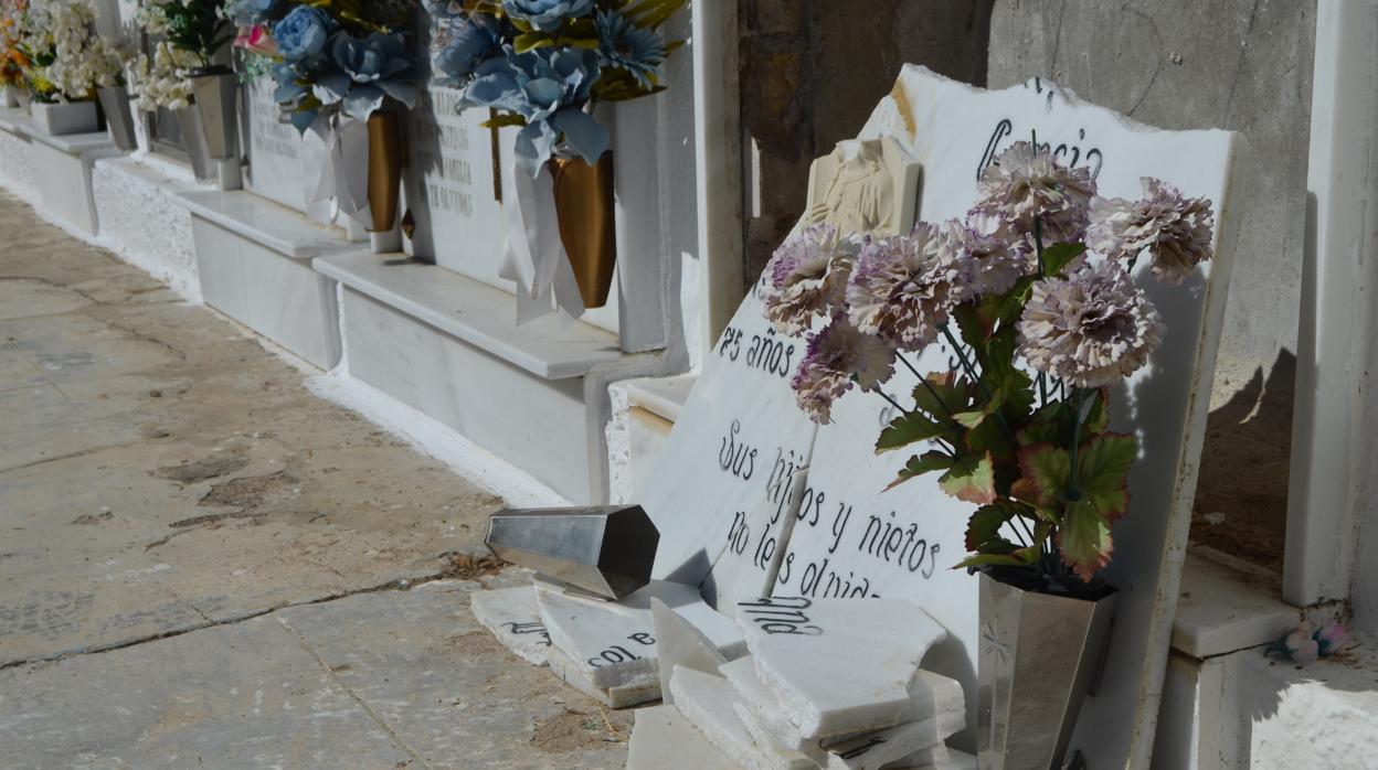 El cementerio municipal de Utrera ha sido escenario de actos vandálicos en los últimos meses