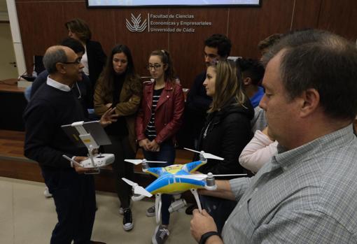 Los miembros de la DGT mostrando los drones.