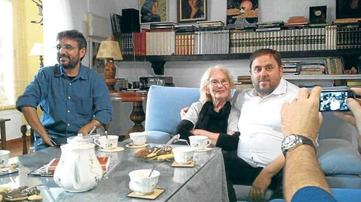 Eugenia Parejo i Muñoz junto a Oriol Junqueras y Jordi Évole el día de la cena