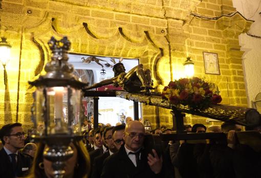 Vía Crucis del Señor de la Viña por las calles de Cádiz