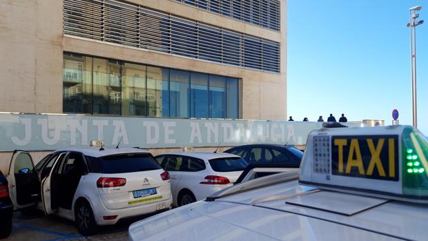 Concentración de taxistas en Cádiz por las VTC: «No queremos que se vayan, pero que cumplan la ley»