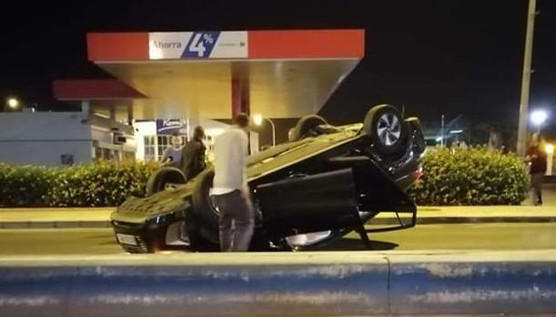 Vuelca un Uber en El Puerto y una mujer resulta herida