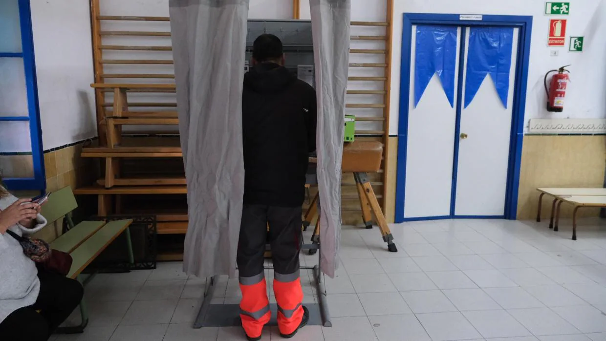 Un ciudadano preparando su voto.