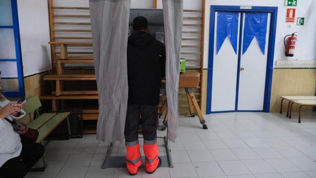 Un colegio de La Línea amplía las votaciones media hora