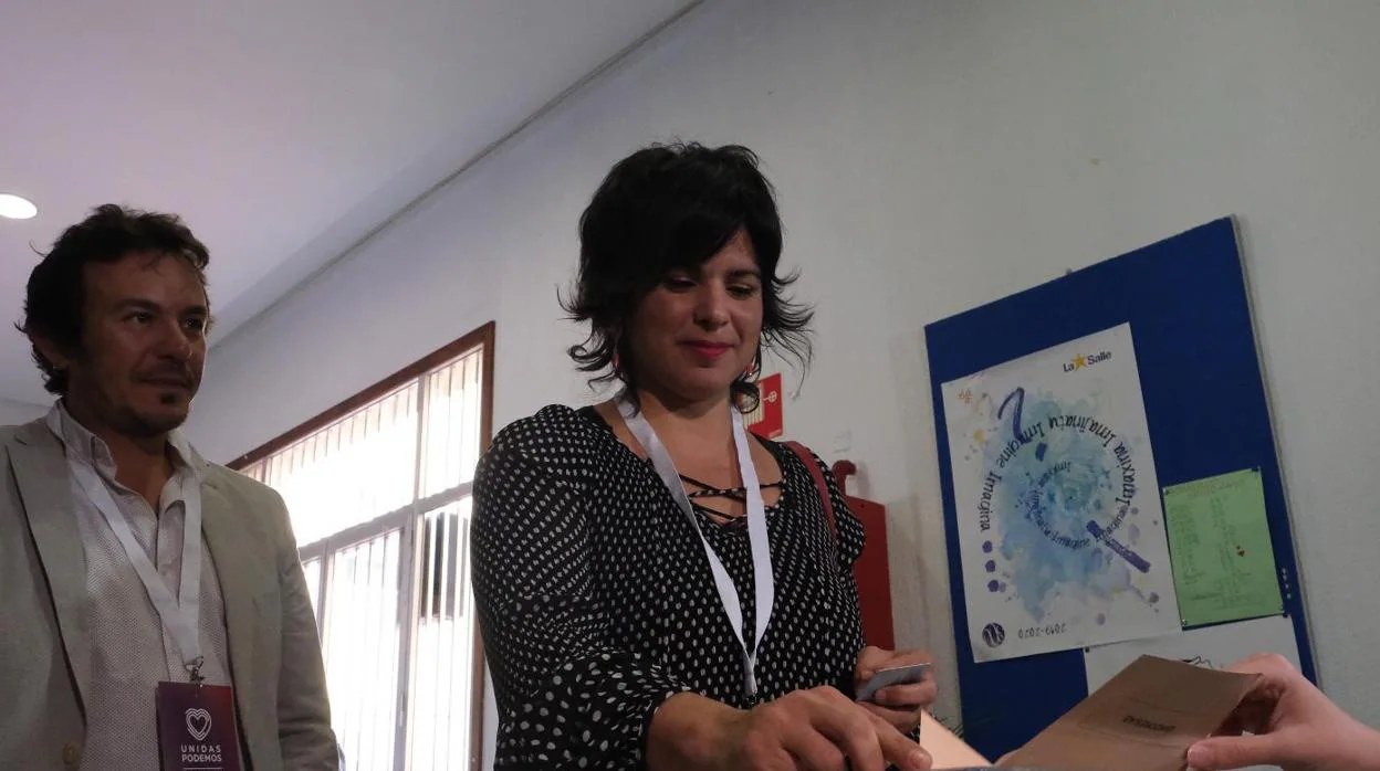 Teresa Rodríguez, deposita su voto en la urna en un colegio electoral de Cádiz