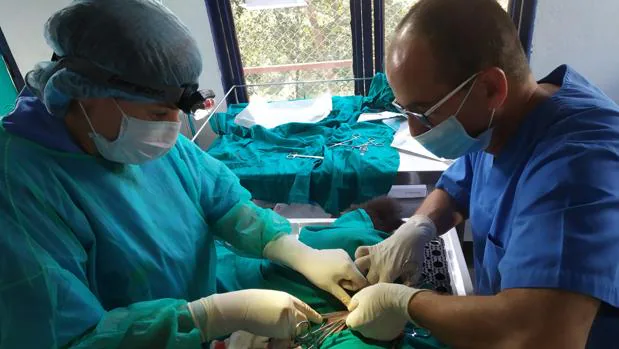 Un veterinario de Morón de la Frontera viaja hasta Nepal para vacunar a cientos de perros contra la rabia
