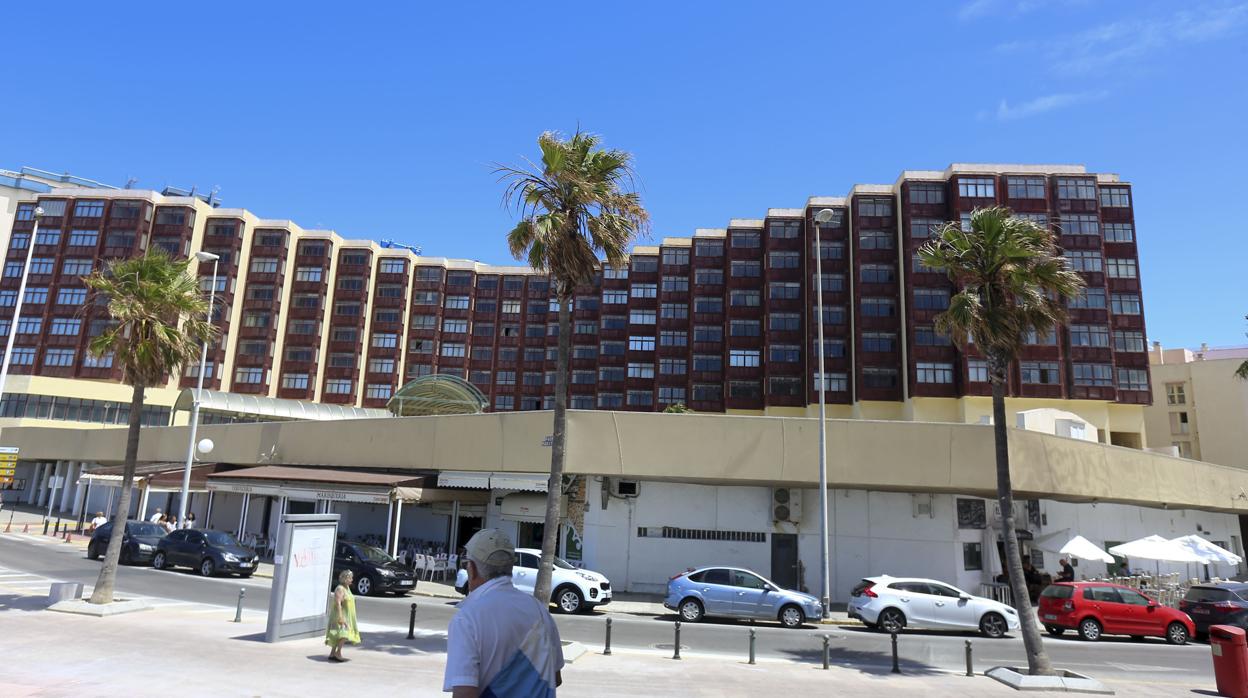 Edificio Tiempo Libre, situado en pleno paseo marítimo.