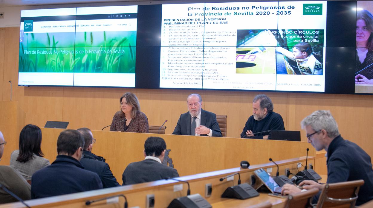 El presidente de la Diputación de Sevilla durante la presentación preliminar del Plan provincial de residuos no peligrosos