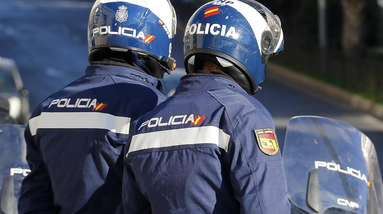 Dos agentes de la Policía Nacional