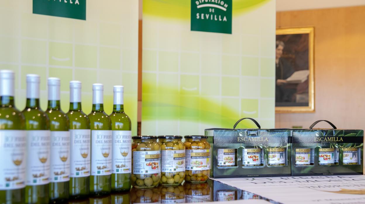 Una representación del mosto y aceitunas de mesa que se podrán degustar gratis este domingo en Umbrete