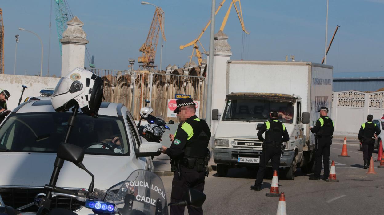 Agentes de la Policía Local de Cádiz, en un control en la avenida de Astilleros.