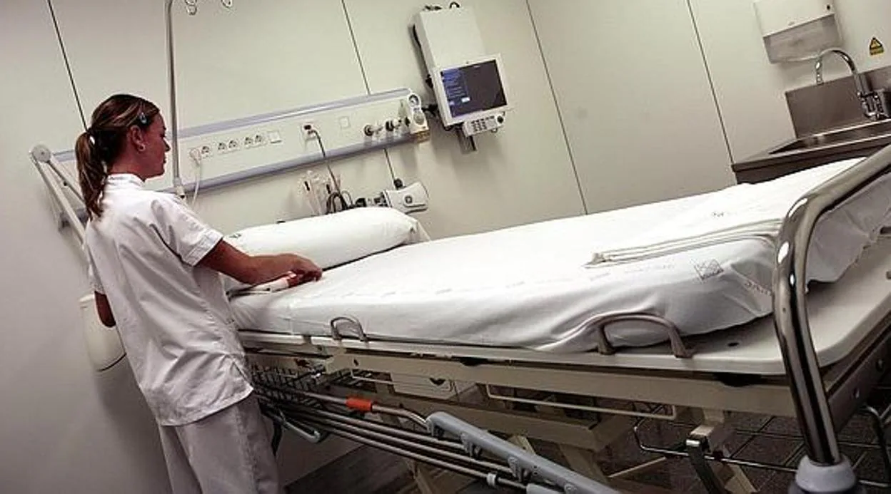Csif avisa de que la falta de personal en el Hospital Puerta del Mar «afecta ya a todos los servicios»