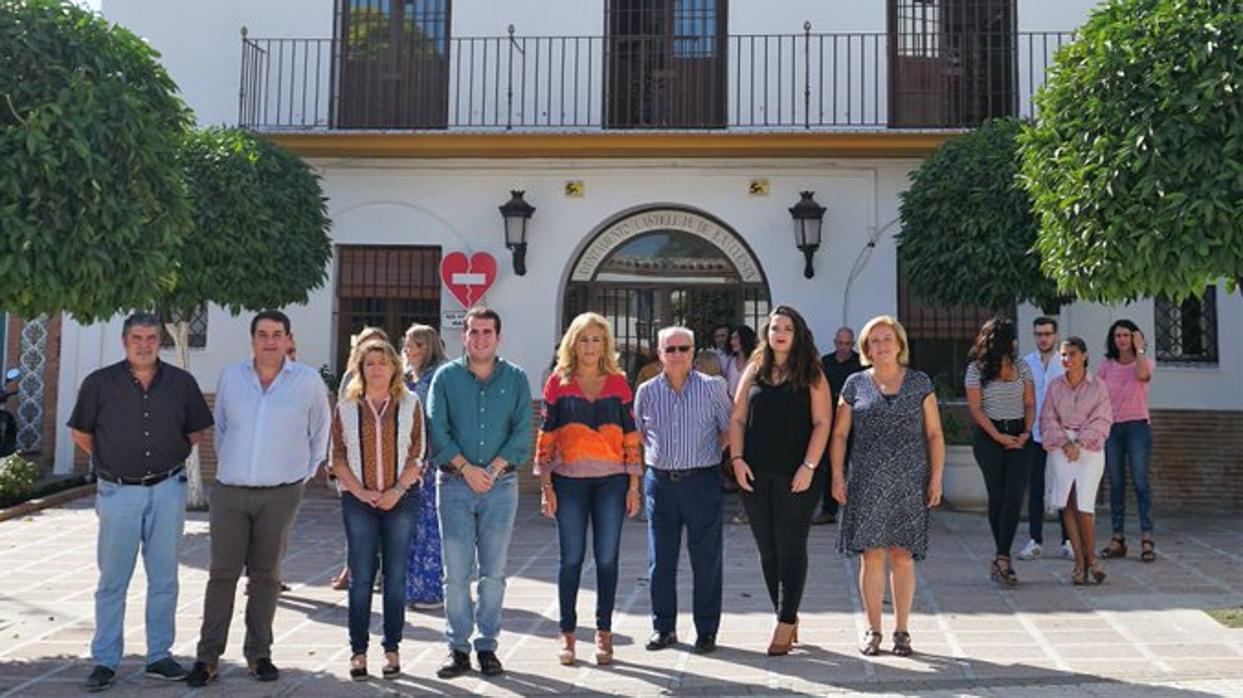 La alcaldesa de Castilleja de la Cuesta, Carmen Herrera, junto a parte de la corporación municipal