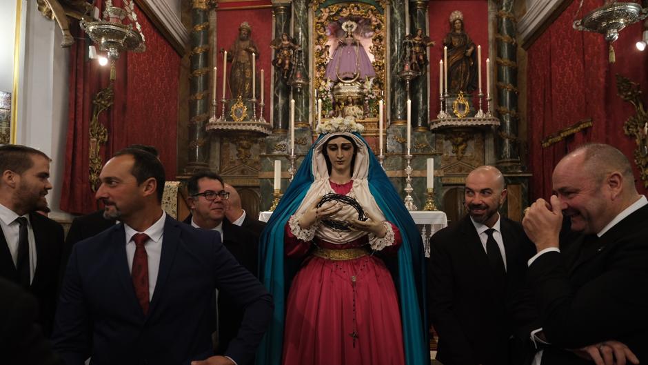 Vídeo: La Virgen de las Penas recorre las calles de la Viña