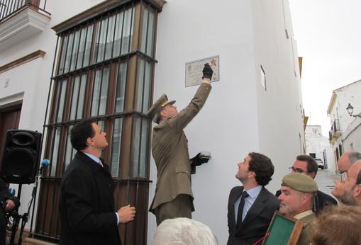 El coronel del Regimiento de Artillería Antiaérea número 74, Ignacio Ojeda, deposita tierra de Baler junto a la placa