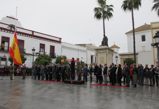 La plaza de España de Lebrija acogió el izado de la bandera