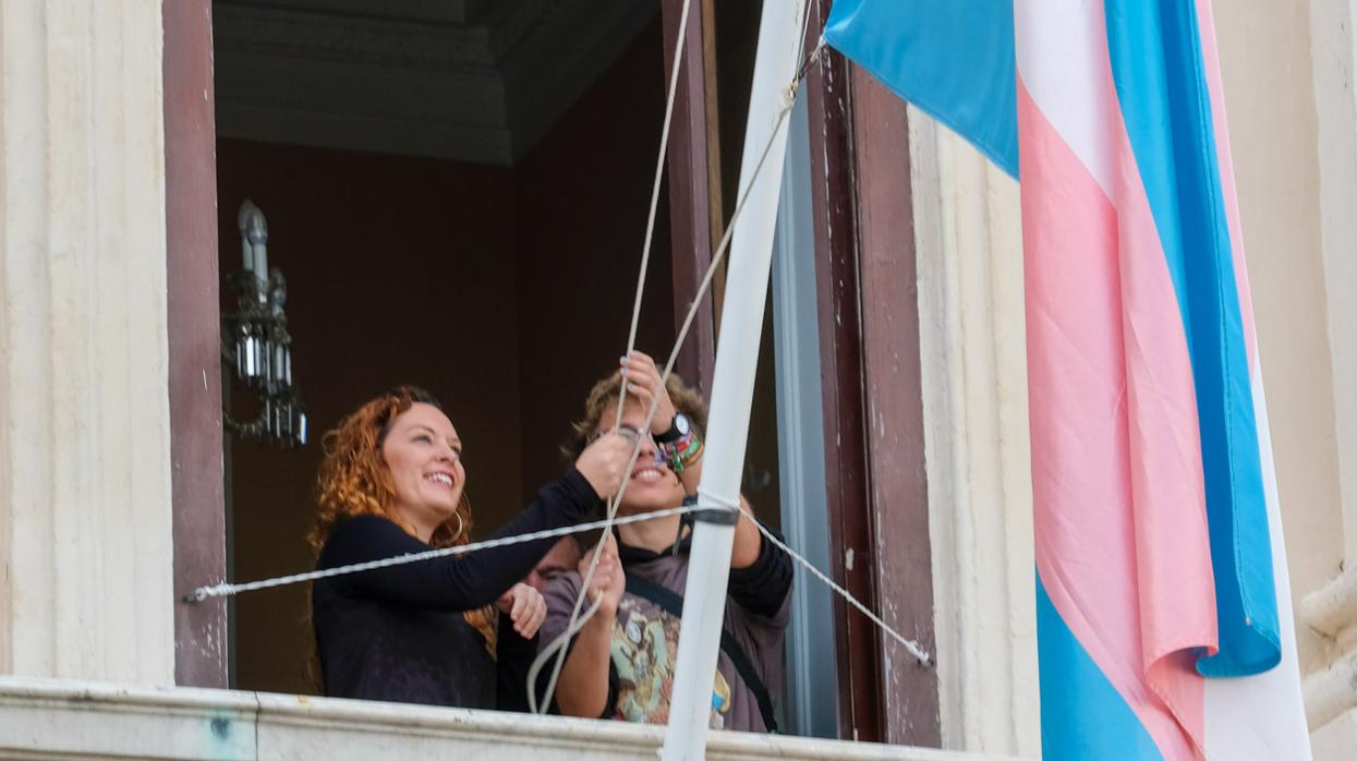 Izada la bandera trans en el Ayuntamiento de Cádiz