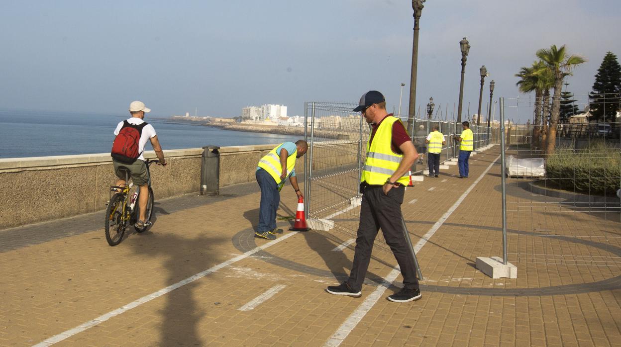 Obras del carril bici en el casco histórico, antes de pintarlo de verde.