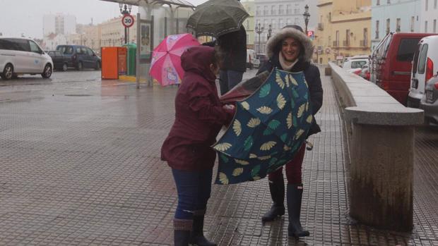 La lluvia intensa pone a Cádiz en alerta amarilla