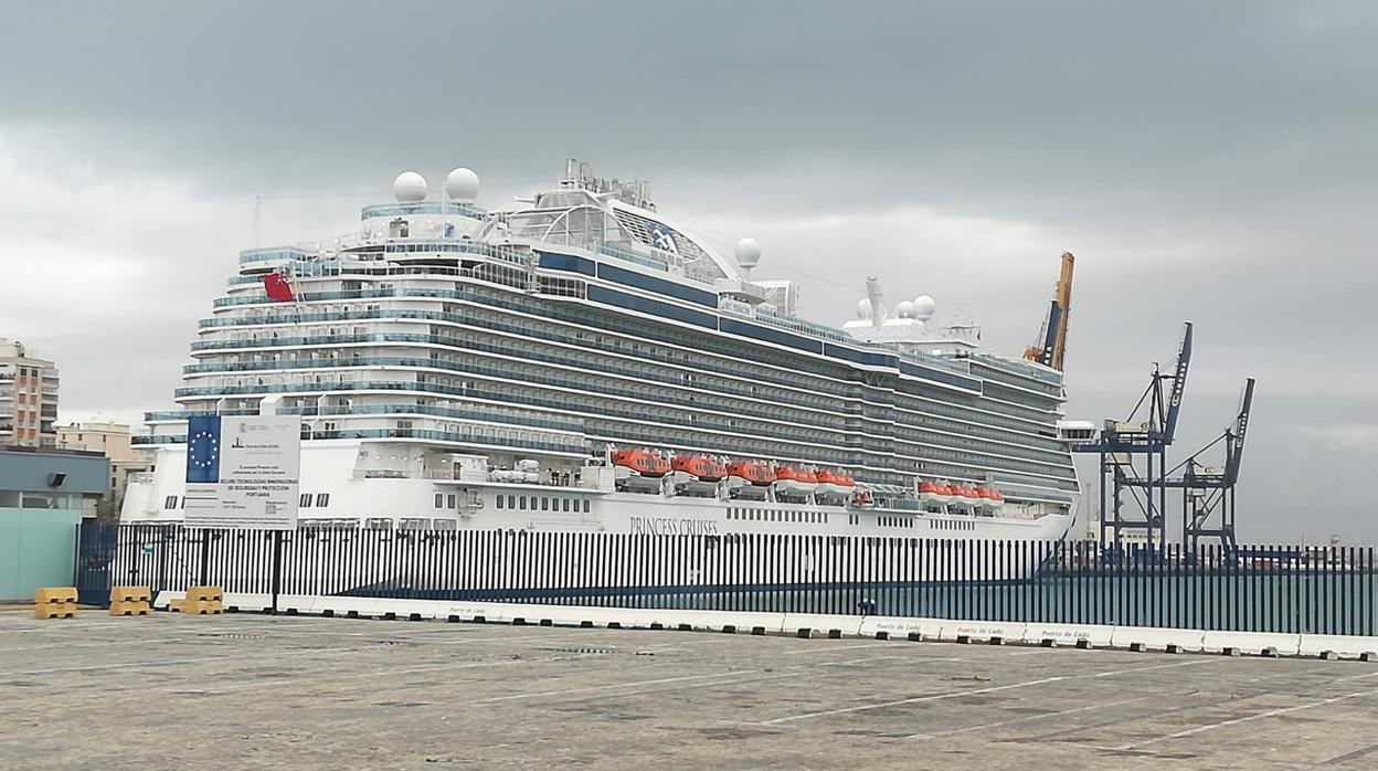 El crucero 'Sky Princess' atracado en el muelle de Cádiz