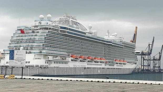 El crucero 'Sky Princess' hace escala por primera vez en Cádiz