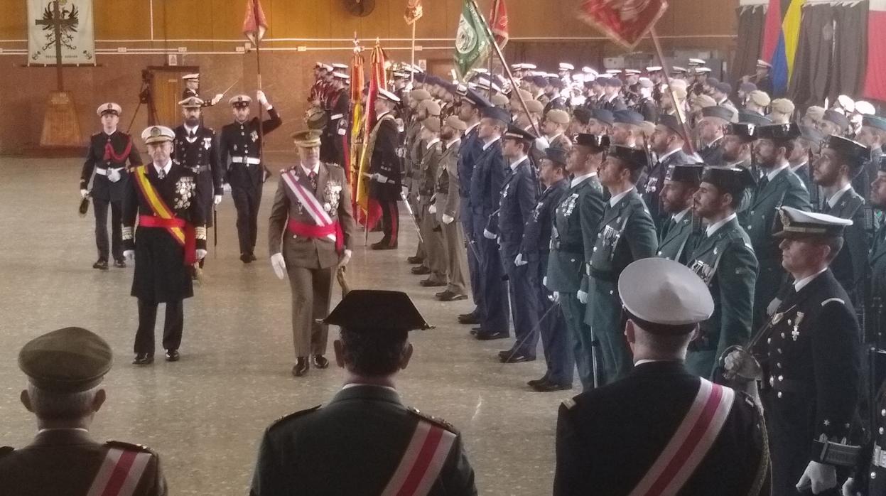 Imagen del acto que ha tenido que celebrarse a cubierto debido a las inclemencias meteorológicas.