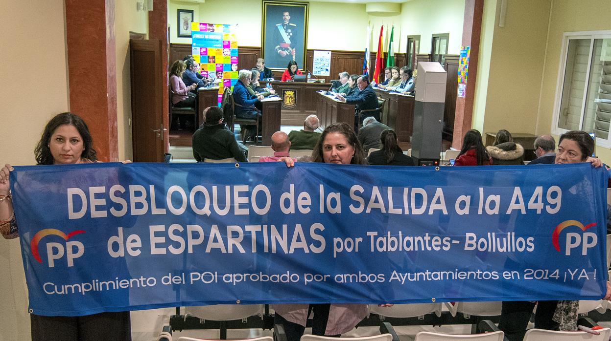 El PP sacó una pancarta durante el útimo Pleno