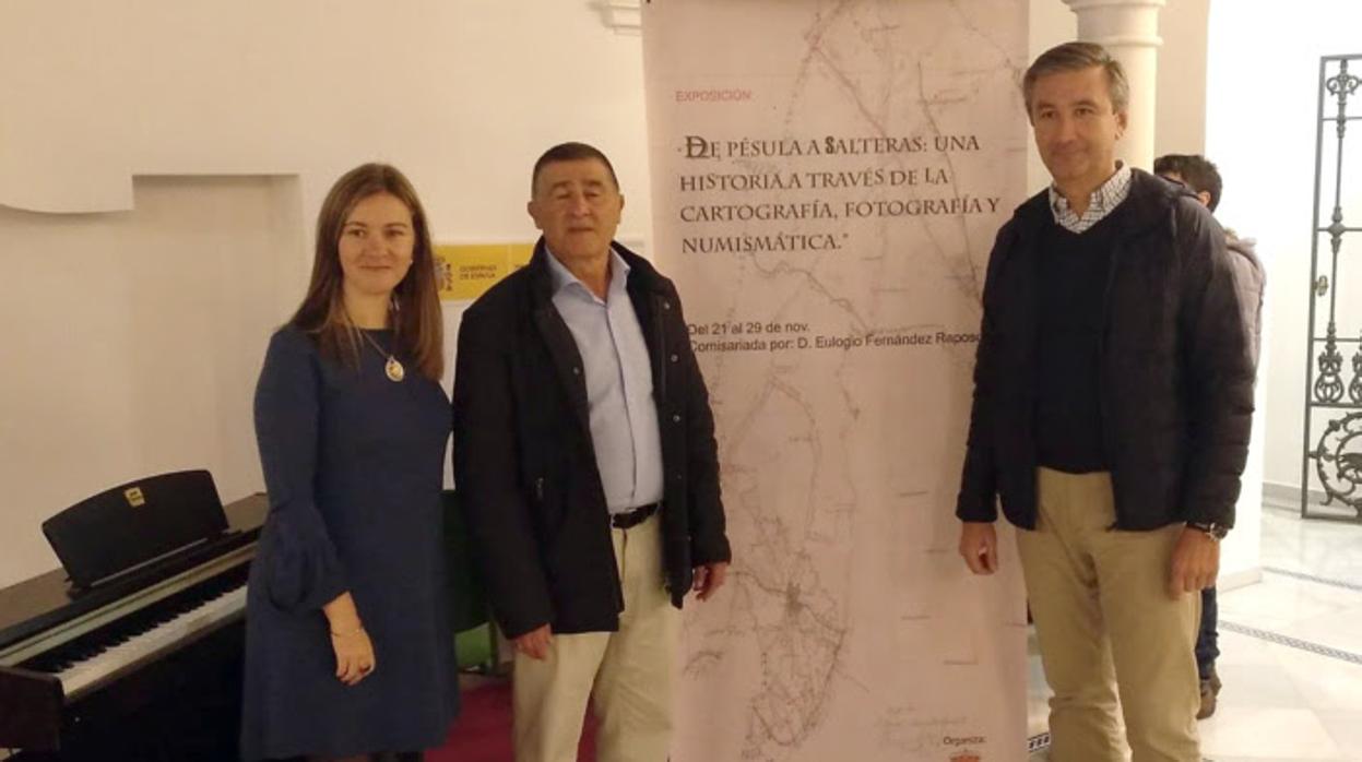 De izquierda a derecha, Inmaculada Cotán, delegada de Cultura; Eulogio Fernández Raposo, comisario de la exposición; y Antonio Valverde Macías, alcalde de Salteras