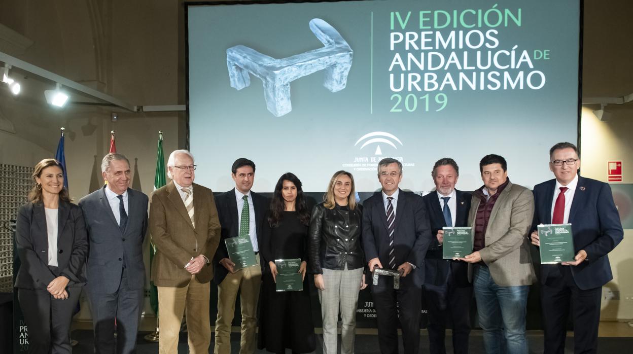 La consejera Marifrán Carazo junto a los ganadores del concurso de urbanismo