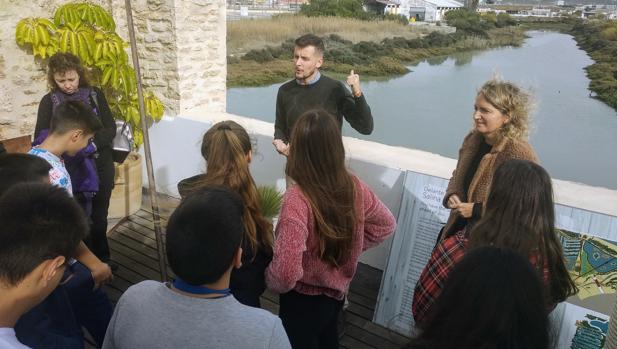 Educación lleva a cabo un taller para dar a conocer el molino de mareas a 600 escolares de El Puerto