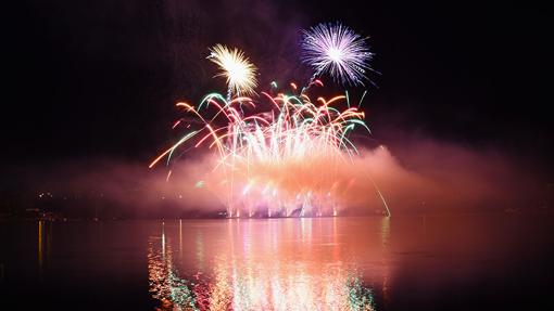 Imagen de fuegos artificiales en las islas.