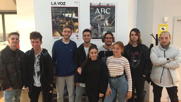 Alumnos del IES Fernando Aguilar visitan LA VOZ