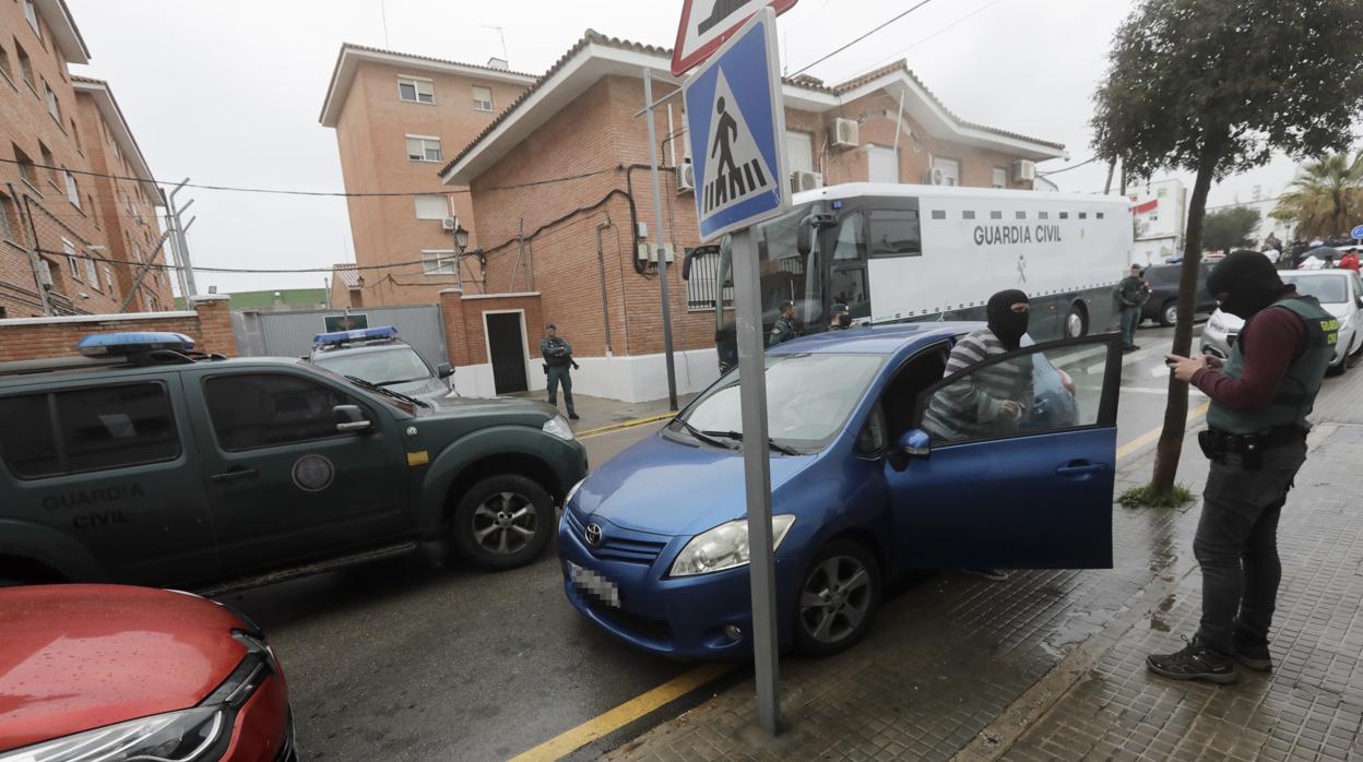 Los detenidos fueron trasladados en un primer momento al cuartel de Barbate.